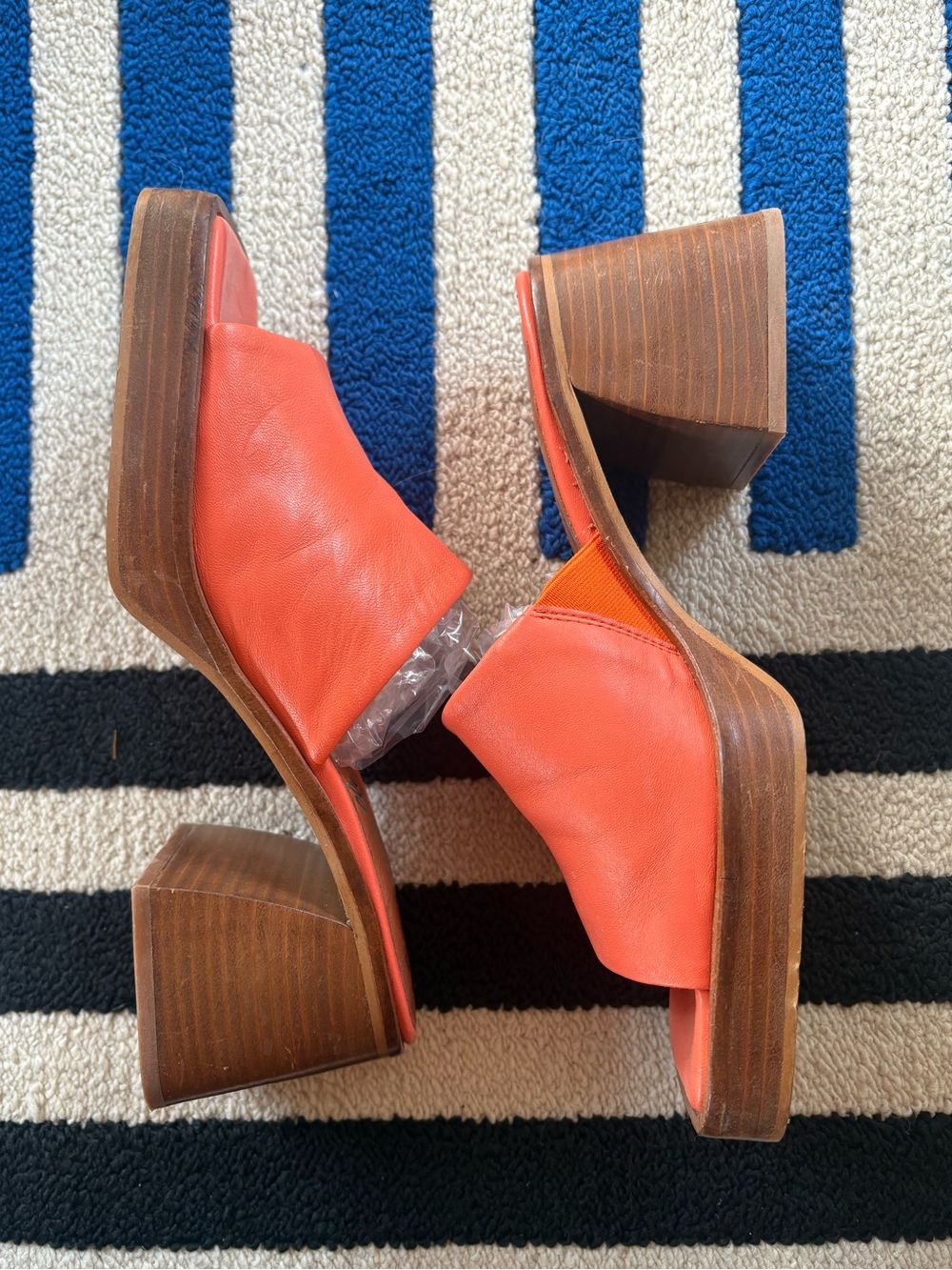 L'INTERVALLE // ‘Mexicali’ Coral Leather Mule Sandals